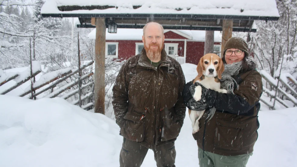 Simon och Therese Arvestrand med  beaglen  Ripa utanför huset i Norra Släppträsk.