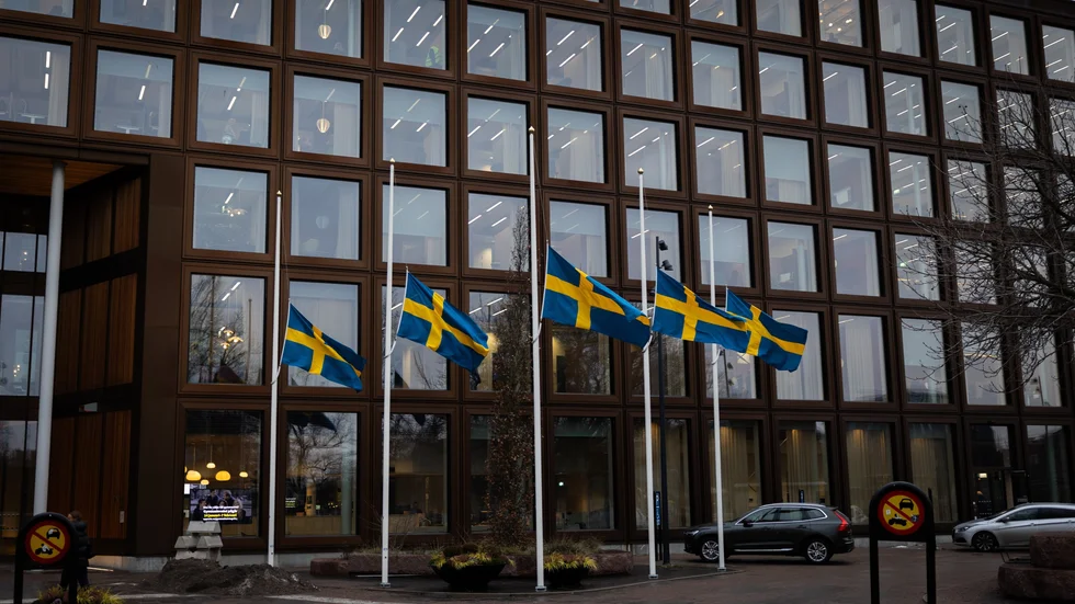 Runt om i Uppsala vajar svenska flaggan på halv stång. Här vid Stadshuset.