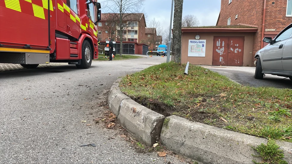 Bilden visar hur bilen kom emot en trottoarkant vid olyckan.