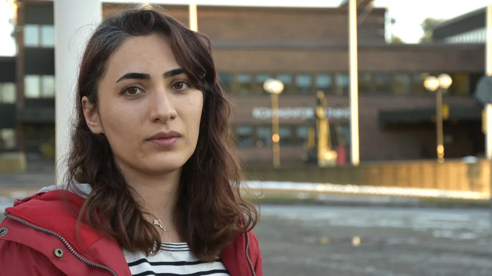 Laleh, 32, ser fast anställning som en möjlighet att få stanna i Sverige. "Jag trivs jättebra, jag vill jobba och mina chefer kan intyga att jag gör ett bra jobb", säger hon.