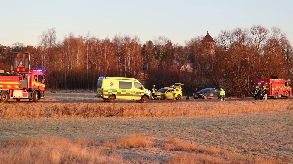Två bilar krockade vid 8-tiden på tisdagen.