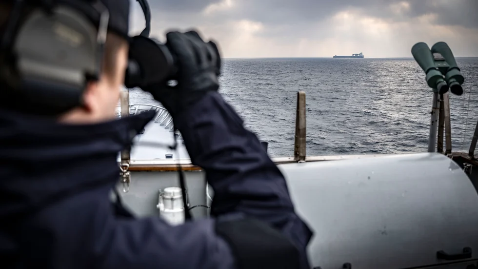 Spaning på lastfartyg från HMS Carlskrona under Natos pågående insats för att skydda viktig infrastruktur i Östersjön. Arkivfoto.