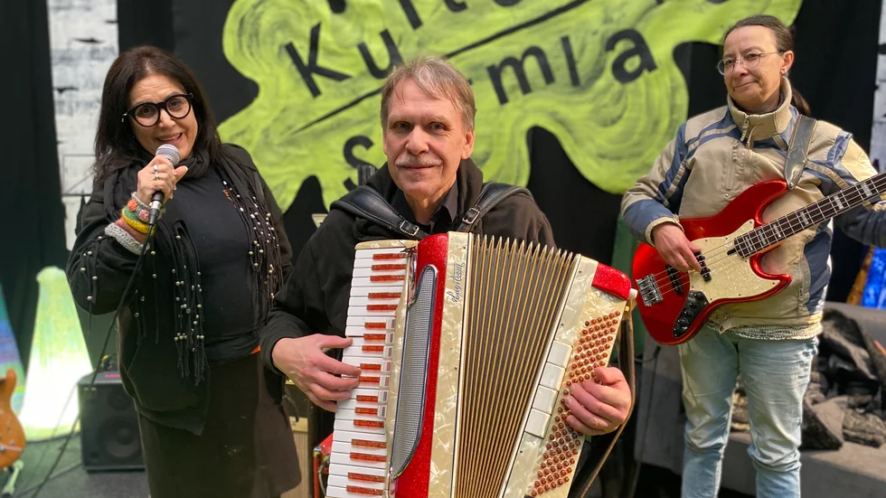 En trio musiker. Från vänster, Jasmin Lar på sång, Kenneth Willgren på dragspel och italienska Tina Muto på bas.