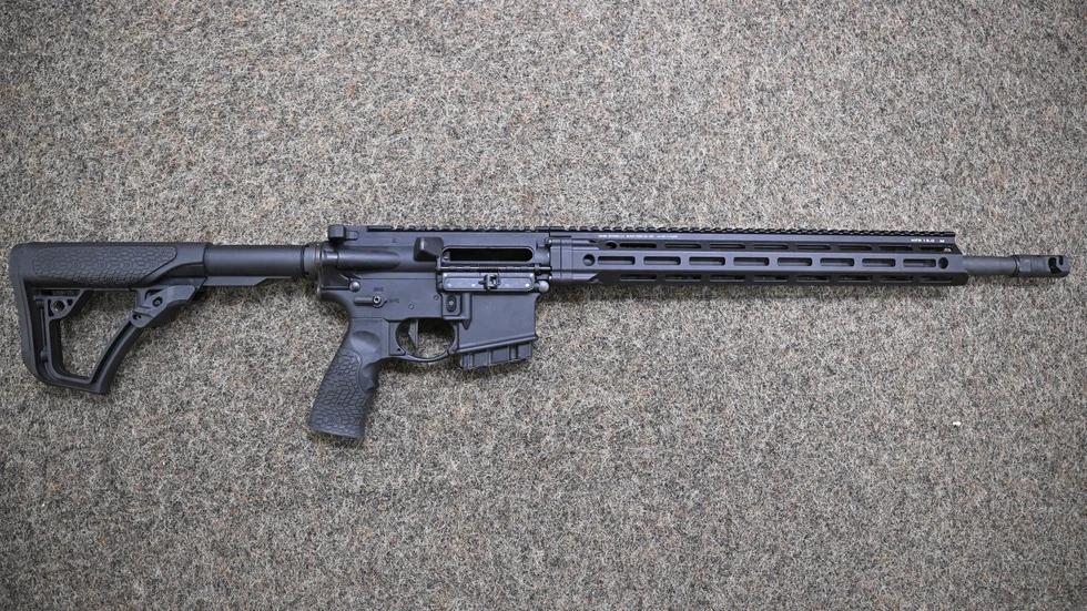 Ett halvautomatiskt vapen av typen AR-15. Arkivbild.