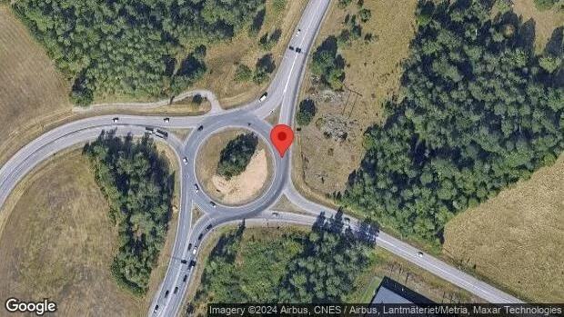 En personbil i trafikolycka på väg 23