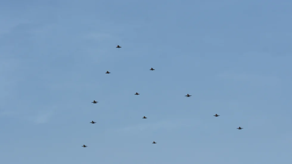 Totalt tolv flygplan från både Sverige och Finland deltog i försvarets julgranshälsning på onsdagen.