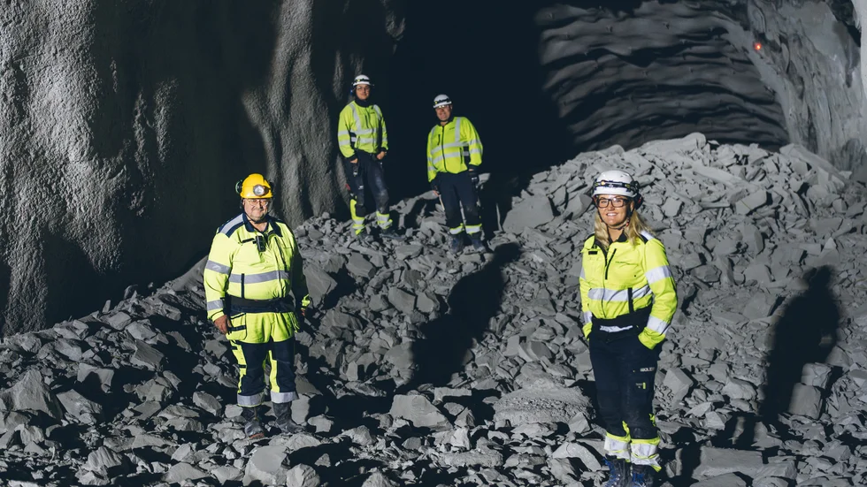 Genombrottet klart i Kristinebergsgruvan. På plats Hans Andersson, delprojektledare Rävlidenexpansionen, byggledarna Jan Höglund och Hans Sandström och Frida Pettersson, projektledare för Rävlidenexpansionen.