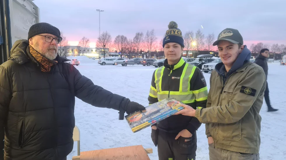 "Det är klart man ska ha egna fyrverkerier på nyår.Det är kul när det smäller", säger Axel Bergman när han köper fyrverkeripjäser tillsammans med Theodor Hjort. Försäljare är Göran Nygren.
