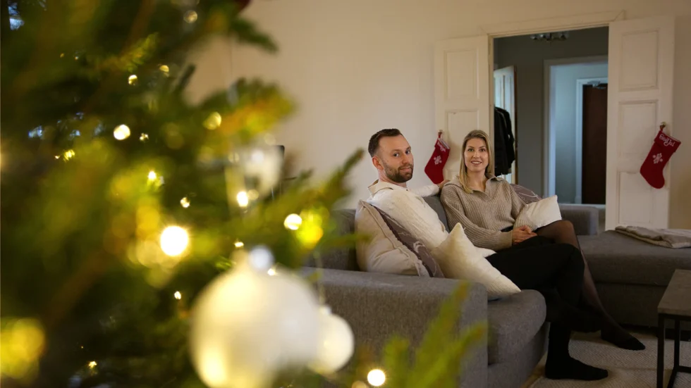 Gustav Lindberg och Anna Persson gick på mängder av husvisningar under närmare två år – innan de hittade sitt hem i det gamla kapellet i Ledberg. "Vi har aldrig riktigt känt den här bra magkänslan kring något av objekten tidigare, men när vi kom in hit stod vi båda två egentligen och gapade lite, när vi såg rymden här inne", säger Gustav.