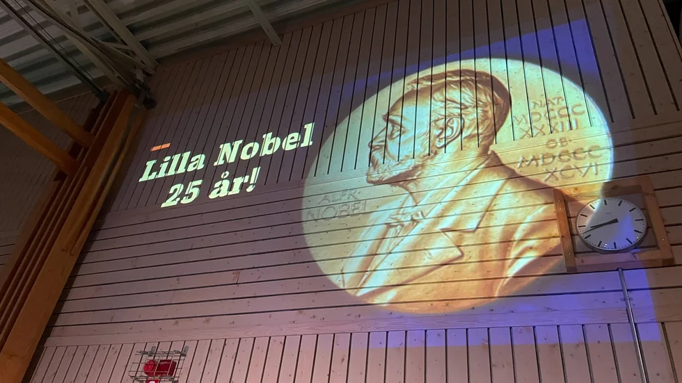 Ett bildspel på väggen i gymnastiksalen visade programmet för firandet.