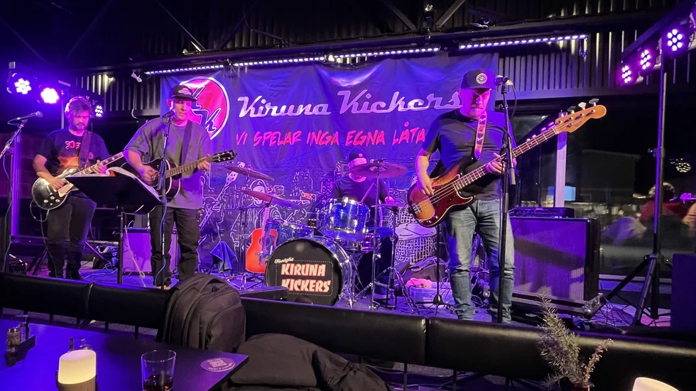 Kiruna Kickers, Mattias Pääjärvi, bas, Mattias Kenttä, gitarr, Niklas Rova, trummor och Johan Sandström, sång och gitarr.På en restaurang i Kiruna några timmar innan en spelning på juldagen.