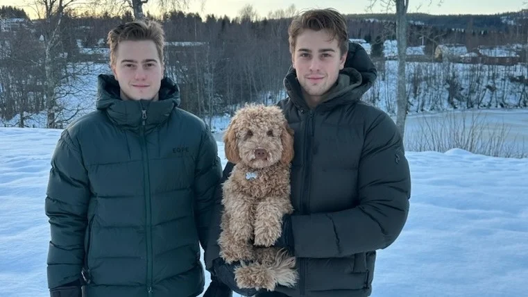 Bröderna Styf är hemma hos familjen i Örnsköldsvik, där det är betydligt mer snö än i Västervik. Helmer Styf till vänster och Hugo Styf tillsammans med sin hund Teddy.