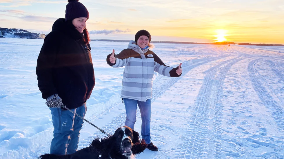 Tyskorna Stephanie och Nicole mellanlandar i Luleå på sin väg till Levi i Finland. Då passade de på att ta en kort promenad på isbanan som öppnade under måndagsförmiddagen.