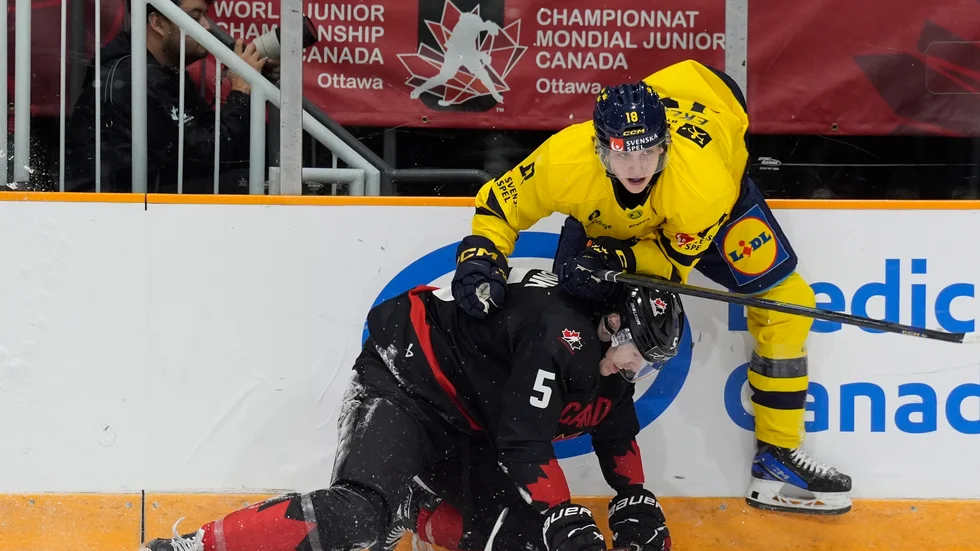 Victor Eklund, här på en bild från träningsmatchen mot Kanada, gjorde två av de elva svenska målen i genrepet inför junior-VM i Kanada mot Tyskland. Juniorkronorna vann med 11–1.