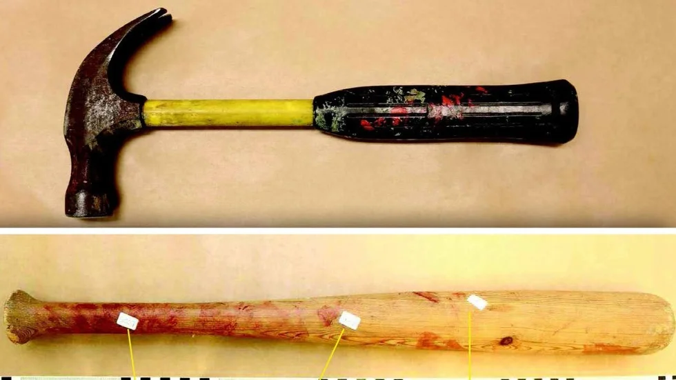 Slagträ och hammare var de vapen som användes vid misshandeln.