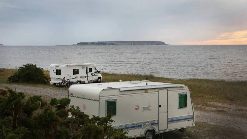 Ekstakusten. Körning och parkering utanför vägen i reservatet är inte tillåtet då det riskerar att skada den känsliga vegetationen.