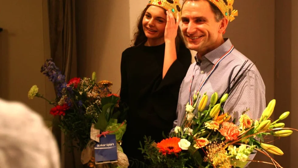 GT-BELÖNADE. Tuva och Andreas Nikolausson tilldelades varsin GT-tröja för sina orienteringsinsatser under 2017.
