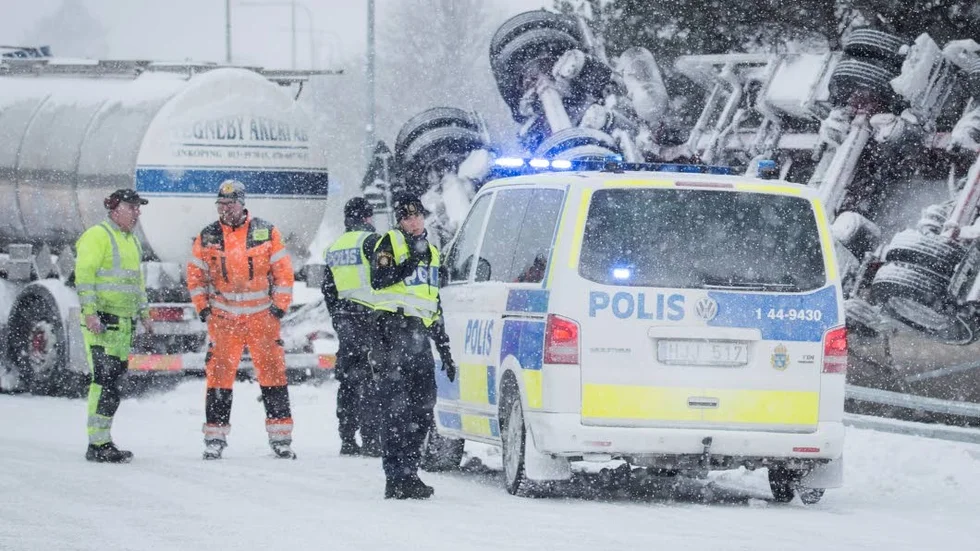 Hugo Hägg (orange kläder) fick hjälpa till när ett tanksläp välte i Kneippbynrondellen.