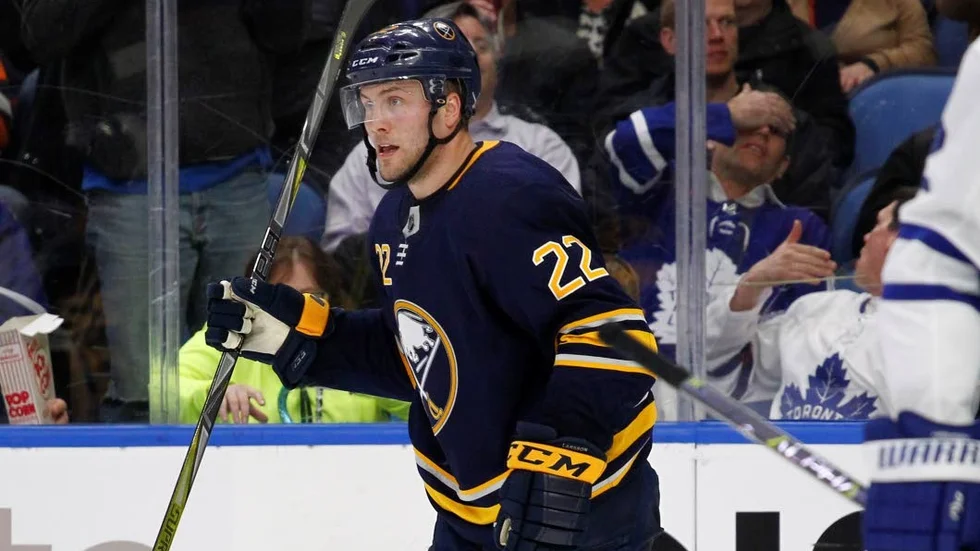 Johan Larsson firar sitt 5-2-mål mot Toronto.