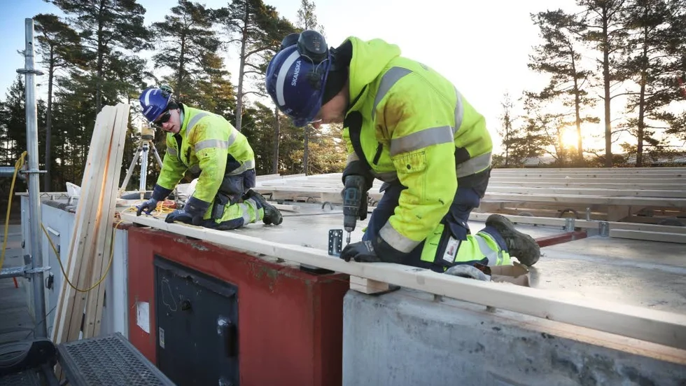 Bygger. Robin Johansson och Robert Liljegren på Skanska bygger vapenkasuner och hoppas att resterande byggen snart kommer igång.