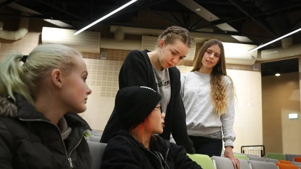 Samtal. Efter föreläsningen fick eleverna Elsa Ahlstöm och Natti Åslund möjlighet att prata om föreläsningen, deras syn på tobaksanvändning och mycket mer med föreläsarna Malin Hellström och Nicole Tallberg från A Non Smoking Generation