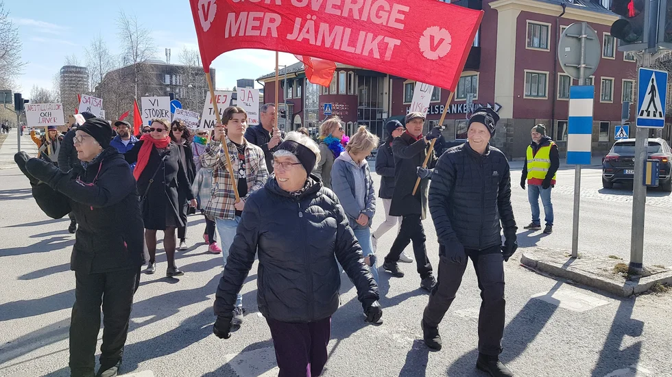 Det långa tåget marscherade efter Sundsgatan mot Max-rondellen och upp via Storgatan för att landa i Badhusparken.