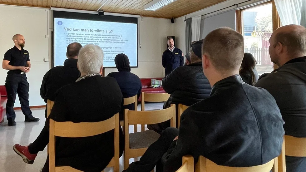 Drygt tio personer lämnade in en intresseansökan under kvällen. "Förra gången fick vi in tjugo stycken intresseanmälningar, nu har vi drygt det dubbla", säger Adam Dahlberg (tv).