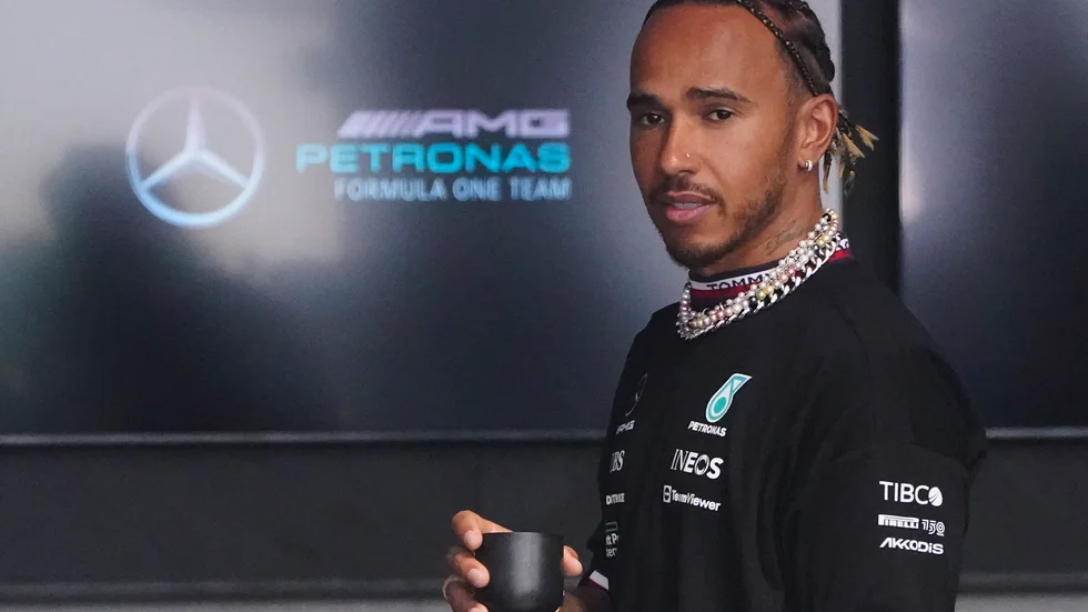 Lewis Hamilton får inte ha smycken på sig när han kör formel 1.