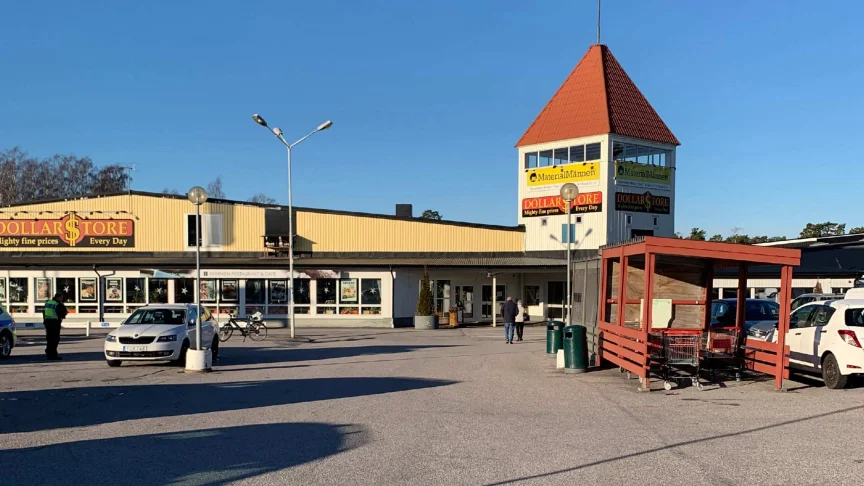 Cyklisten kom från det här hållet, bilisten kom ut bakom den röda kundvagnsparkeringen. 