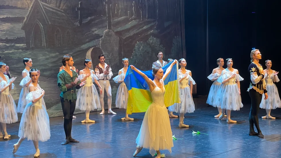 Kyiv Grand Ballet kan inte återvända till Ukraina – och turnerar nu i Sverige och Norge. Den 8 maj gästar danskompaniet Eskilstuna teater för en föreställning. 