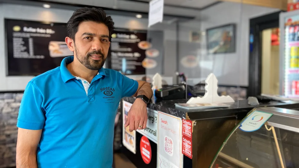 "Vi höjde våra priser en gång förra året, men i och med kriget har vi blivit tvungna att höja priserna en gång till", berättar Najib Shazad, som driver pizzeria Venezia.