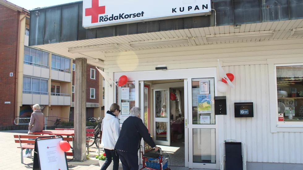 Det var lång kö till Kupans vårmarknad på söndagsförmiddagen.