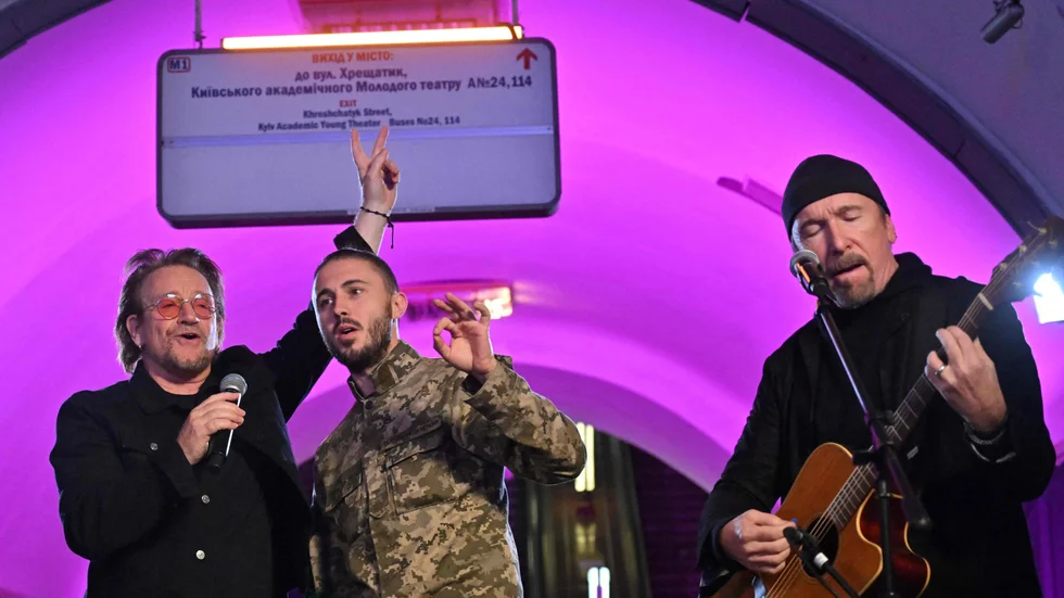 Bono och The Edge spelade i Kievs tunnelbana på söndagen.