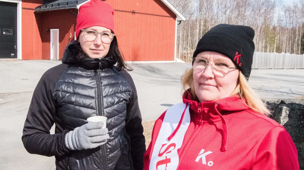 Emilia Hangasjärvi, kyrkogårdsarbetare och Lotta Adolfsson, sektionsordförande Kommunal Luleå under strejkens första dag.