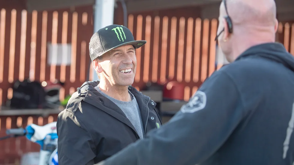 Piratlegendaren och fyrfaldiga världsmästaren Greg Hancock överraskade Piraterna med att gästa premiären. Det var ett häftigt vimmel kring speedwayarenan, som visade att Motalalaget är på väg tillbaka, även utanför banan.