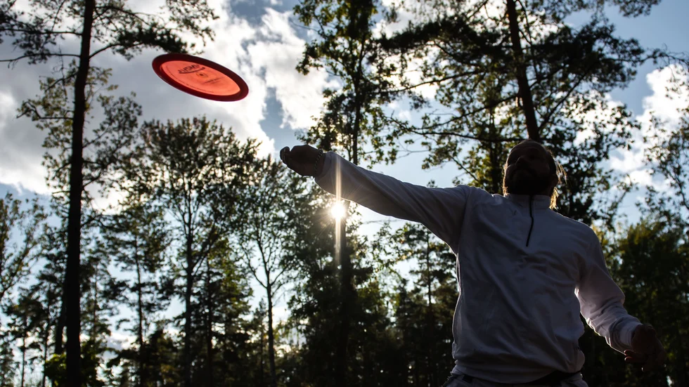 På söndag invigs den nya discgolfbanan i Storebro.