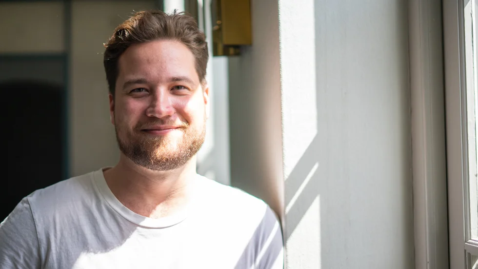 Alex Eklund är Eskilstunamusikern vars senaste projekt är en fartfylld, musikalisk helkväll på Fristadens Café & Våffla. Inspirationen till projektet är att hjälpa vännen Tom Forsberg, som driver cafét, under den tuffa tiden som råder.