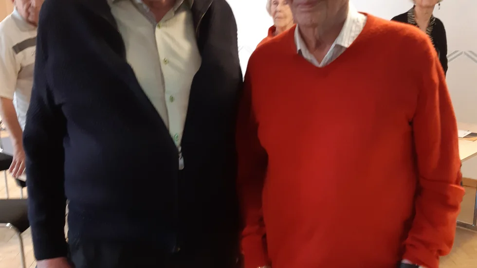 Martin Lundström, till höger, uppvaktas av ordförande Stig Lindgren.