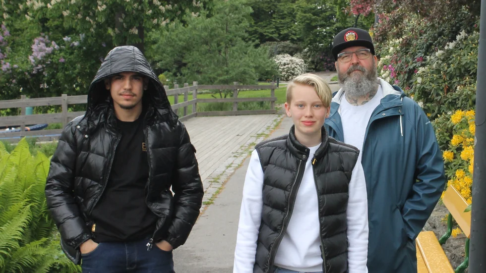 Christian "Boris" Sjöström Verbanac från KA Ungdom i Motala tillsammans med ungdomarna Evan och Ellen som kommer att uppträda på den kommande festivalen "Våra kvarter" i Motala. Festivalen arrangeras av KA Ungdom och Bostadsstiftelsen Platen.