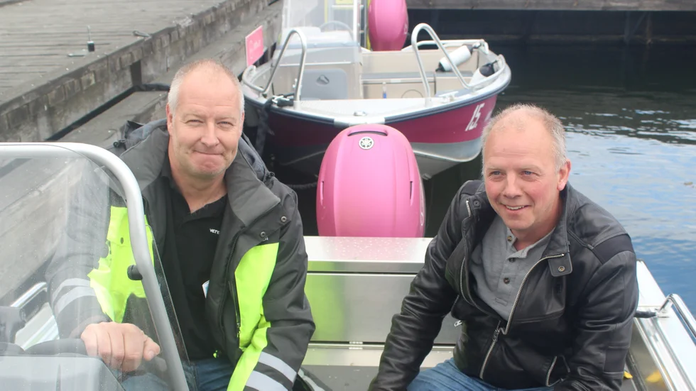 Ulf Qviberg (till höger) och Niclas Rehnqvist hanterar båtuthyrning i Västerviks hamn.