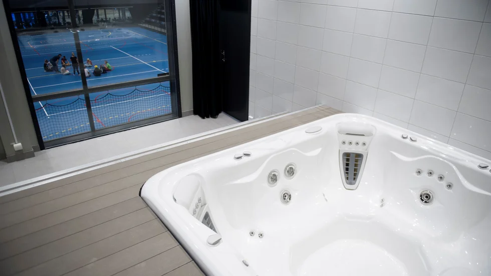 De omtalade bubbelpoolerna i Rosvalla har Nyköpings kommun äntligen blivit av med. Såldes på auktion.