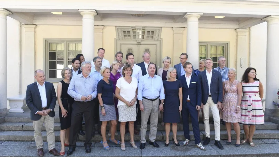 Samling på Harpsund. Trots att regeringen har förmånen av att landet befinner sig i högkonjunktur  ser de ekonomiska prognoserna dystra ut.