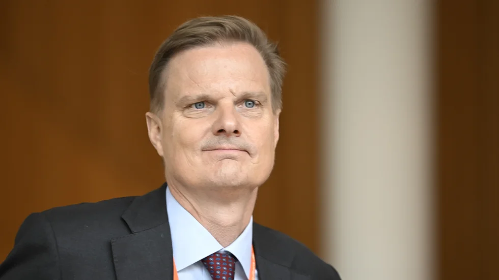 Swedbanks vd Jens Henriksson presenterar delårsrapporten.