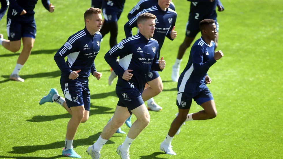 Viktor Agardius joggar tillsammans med Marco Lund, Edvin Tellgren och Abdulrazaq Ishaq.