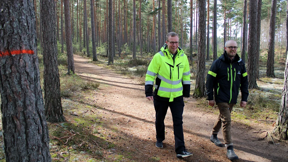 Jan Robertsson, skogsförvaltare på ÖSK, och Dennis Askervik, skogskonsulent på Skogsstyrelsen, berättade om försöket med hyggesfritt skogsbruk vid en pressträff på slätten i Hultsfred.