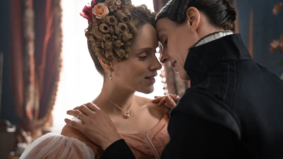 Sophie Rundle som Ann Walker och Suranne Jones som Anne Lister i "Gentleman Jack". Säsong två finns nu tillgänglig på HBO Max. Pressbild.