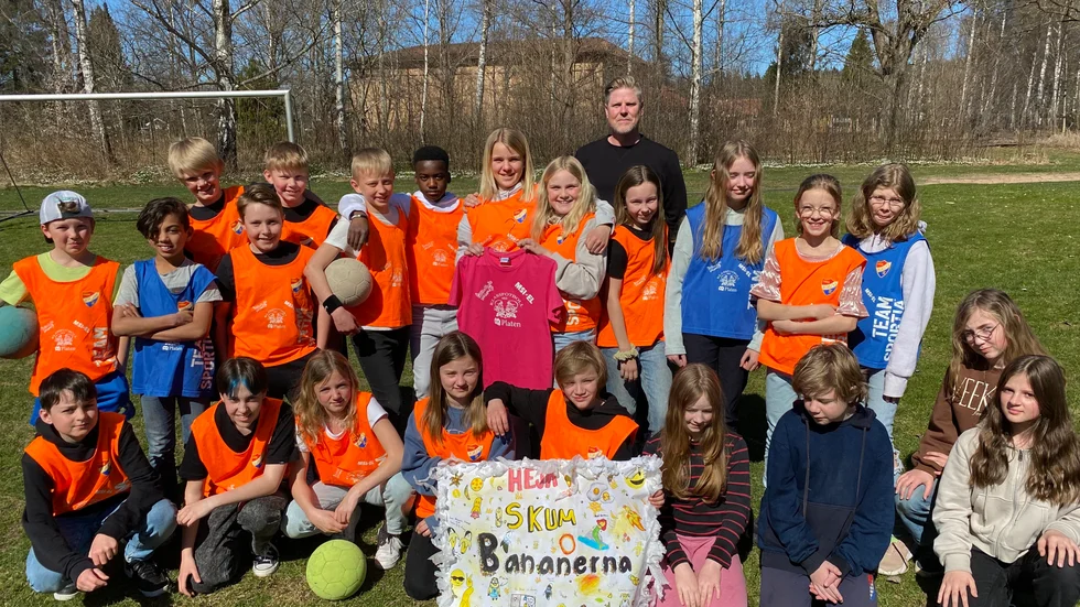 Både spelare, supportrar och coachande förälder på Dansäterskolans klass 5 är redo för återkomsten i Borens IK:s klassfotboll. Tifot för laget "Skumbananerna 2.0" är redan klart, här på skolans egen fotbollsarena.