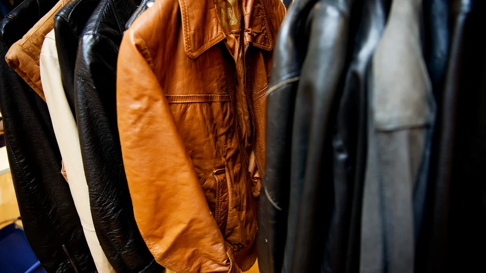 Skinnjackor på rad i en second hand-butik.