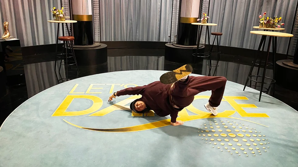 90-talstema – då är det äntligen dags för David Lindgren att köra lite breakdance.