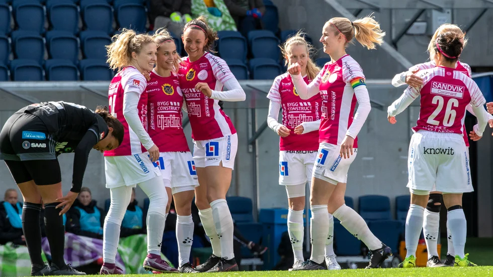 Karlskoga var chanslösa mot Uppsala som här firar det första av sina sex mål för dagen